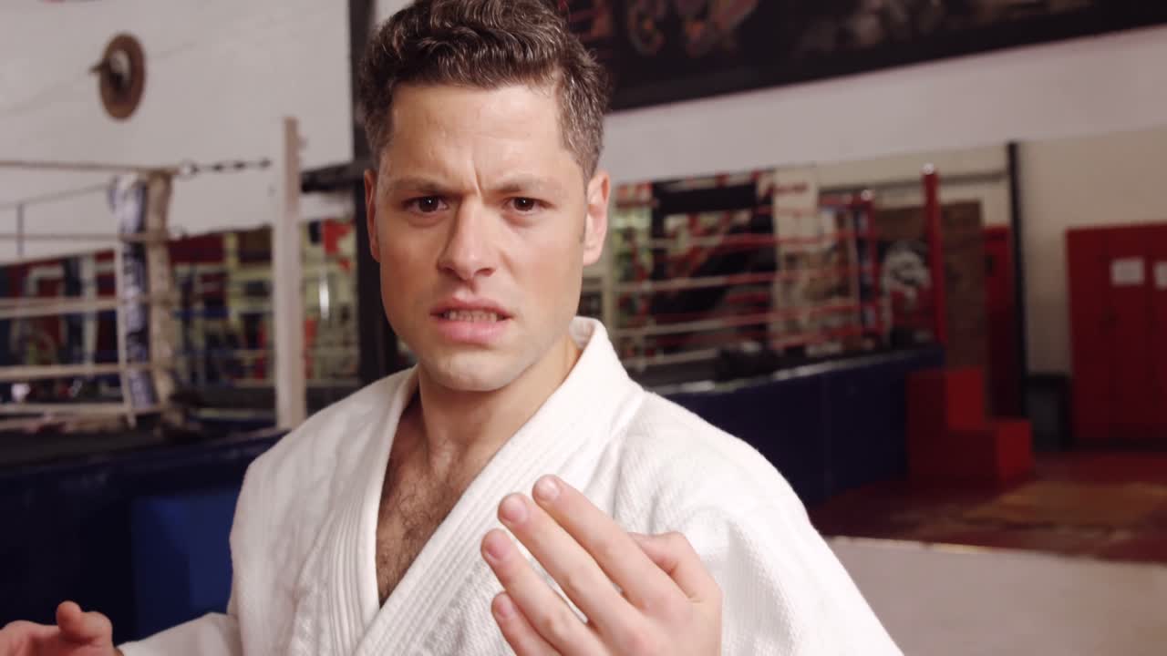 카라테를 연습하는 남자