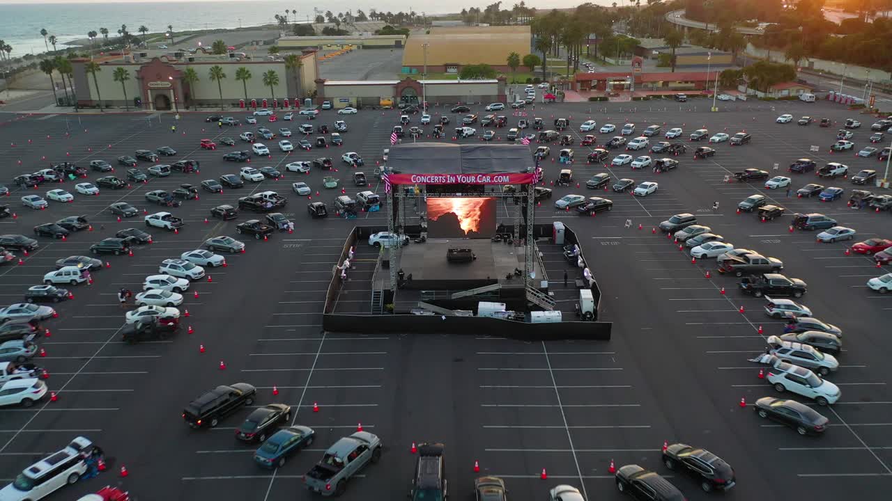 covid 19 코로나 바이러스 대유행 발생 11 동안 영화관의 드라이브가 부활했습니다.