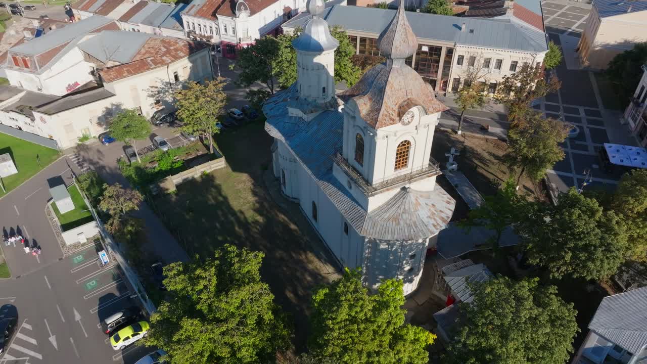 Vista aérea al atardecer de la Iglesia de Uspenia. Arquitectura ortodoxa a la hora dorada. Botoșani, Rumanía