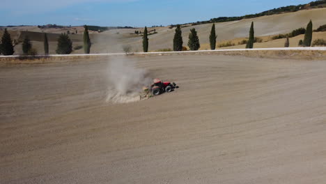 tractor preparando campo rural de trigo, arando suelo vista aérea
