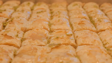 pistacho baklava turca recién horneada. dolly disparando la cámara se mueve paralela al sujeto. dulces del mediterráneo. 4k