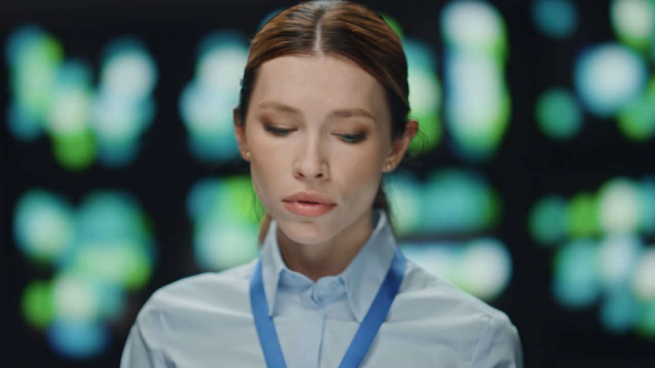 las manos de la mujer trabajando en la tableta en el centro de datos de primer plano.