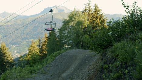 Mountainbiker-Führt-Bei-Sonnenaufgang-Eine-Drehung-Von-Einem-Sprung-Aus