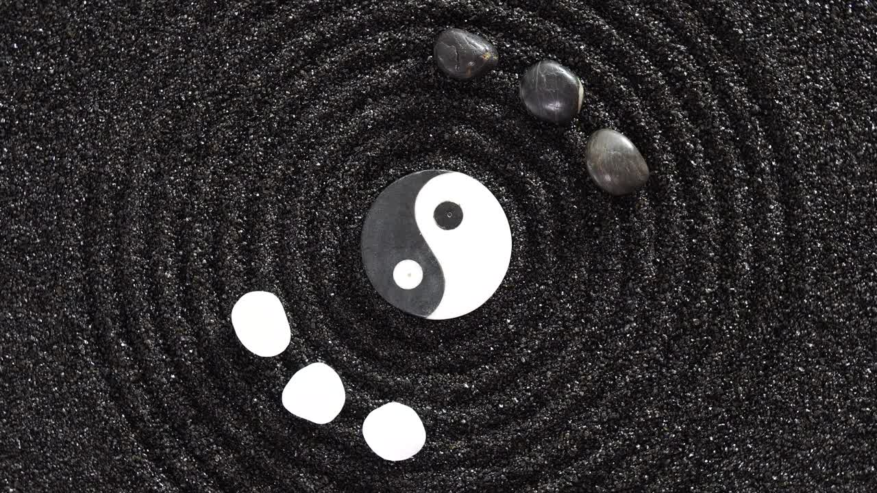 텍스처 된 모래 에 돌 이 있는 일본 젠 정원