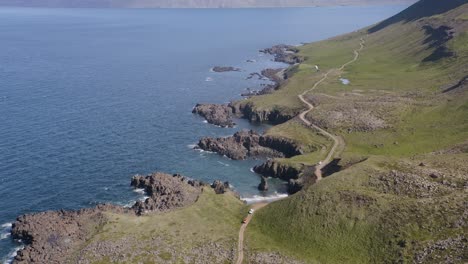 Vista-Aérea-Panorámica-De-Los-Escarpados-Acantilados-De-La-Península-De-Svalvogar-En-Islandia