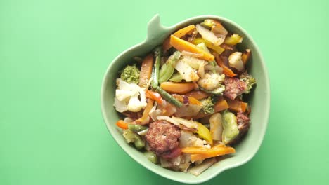 frito de verduras en un cuenco verde