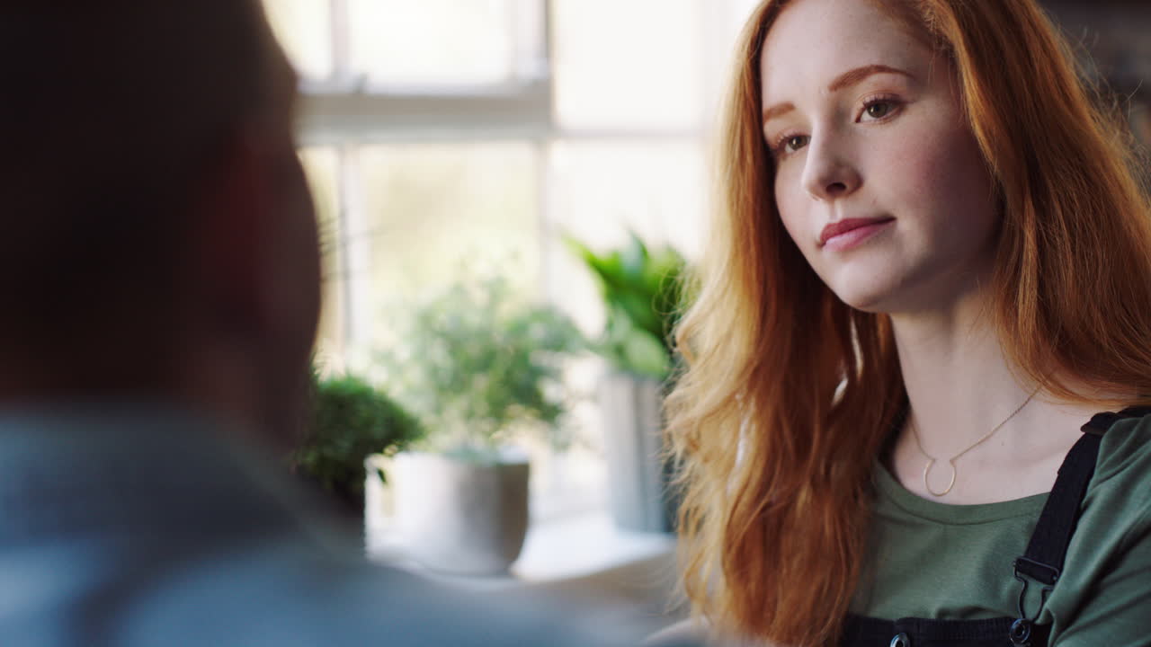 대화 할 때, 부부는 긴장을 풀어요.