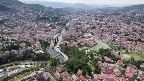 Drohnenrückzug-über-Der-Weitläufigen-Metropole-Sarajevo-Und-Dem-Fluss-Miljacka