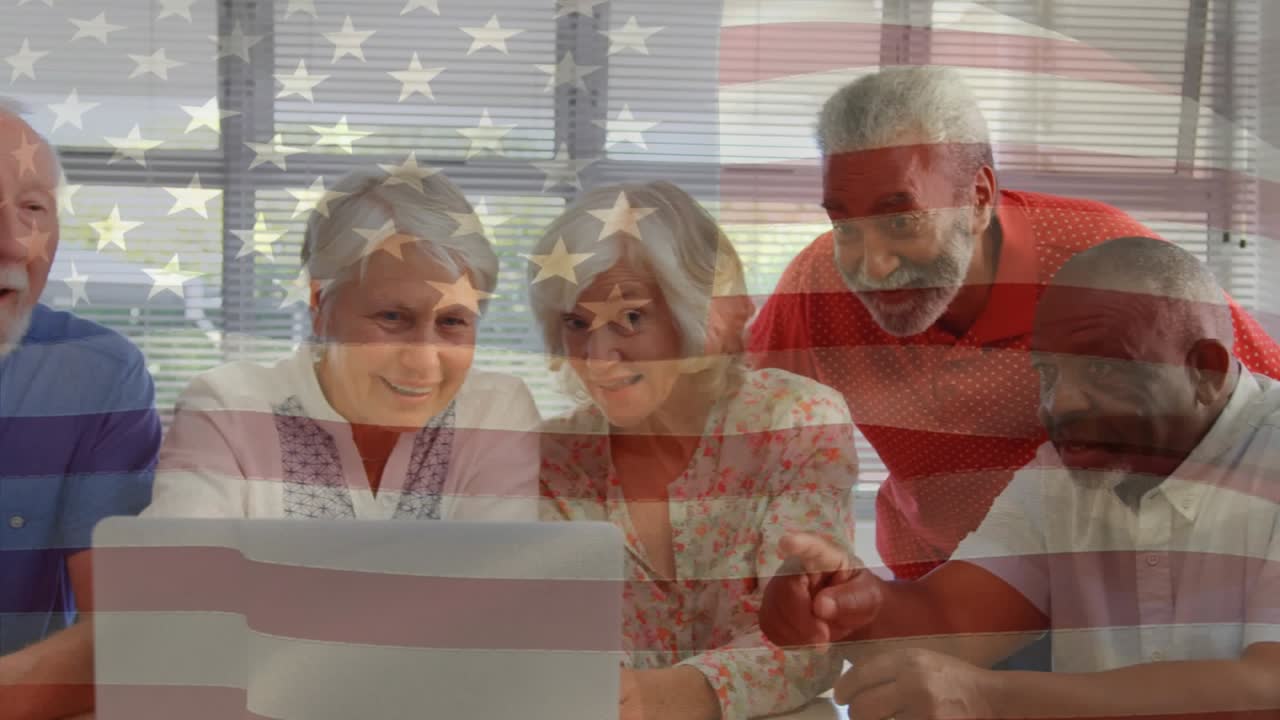 Animação de diversos amigos idosos usando laptop sobre a bandeira dos EUA