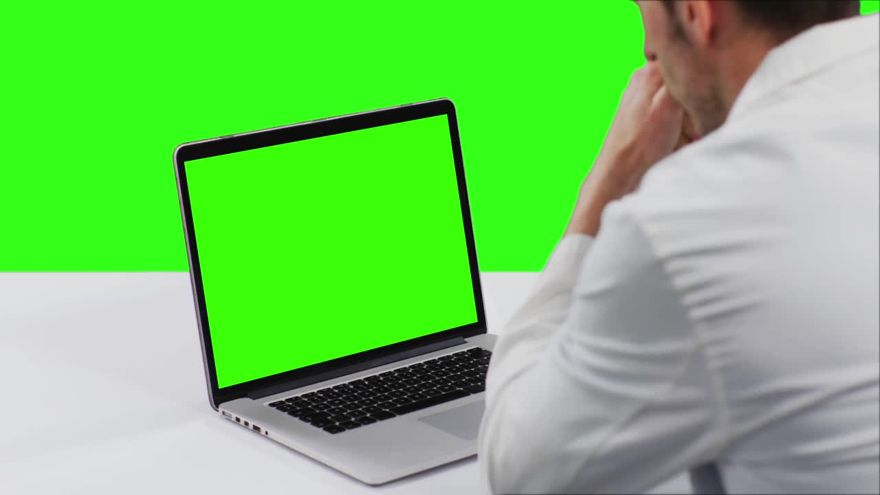 médico masculino caucásico en el fondo de la pantalla verde