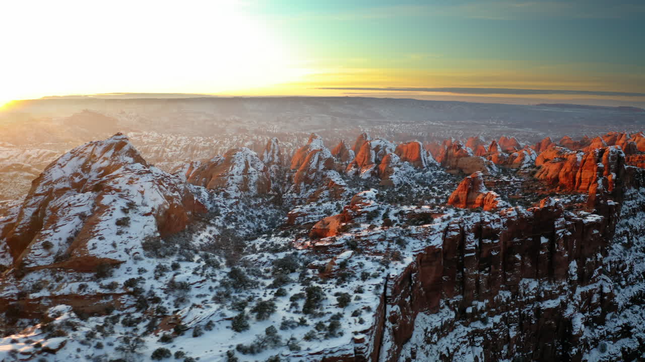 Snødekte røde fjell ved solnedgang eller soloppgang