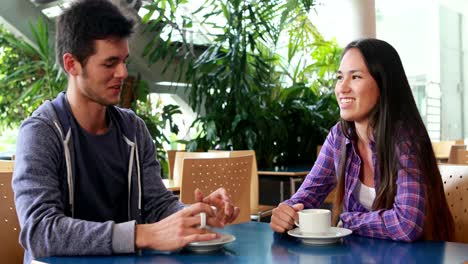 Amigos-Sonrientes-Tomando-Café-Y-Hablando-Juntos