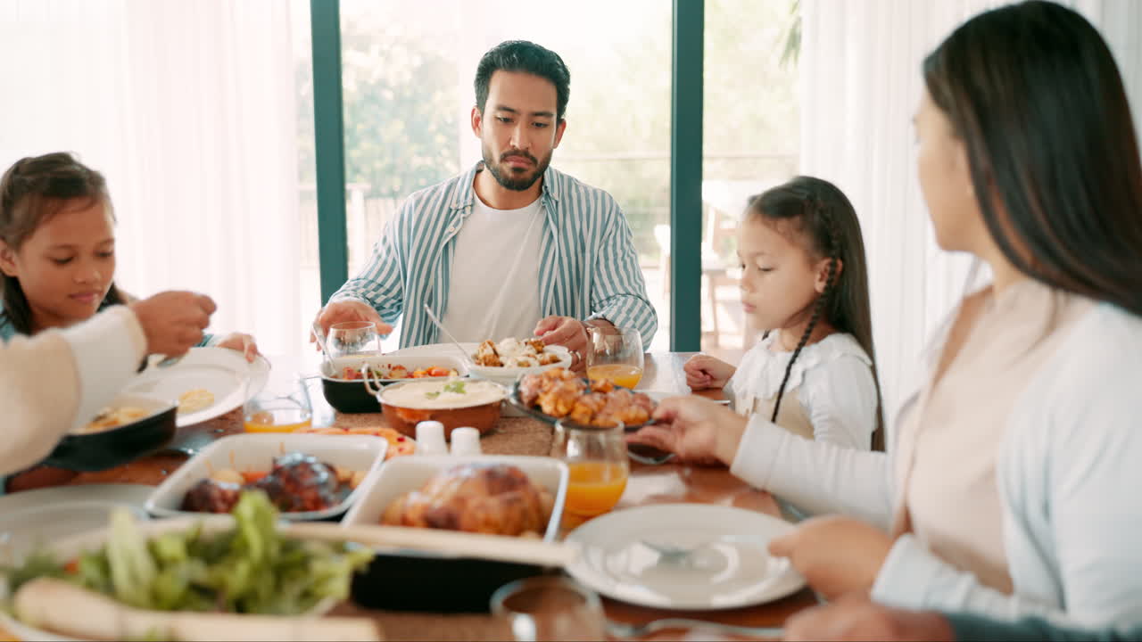 추수감사절에 아이들, 부모님, 할아버지, 할머니들이