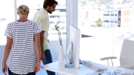 compañeros de trabajo estrechando la mano