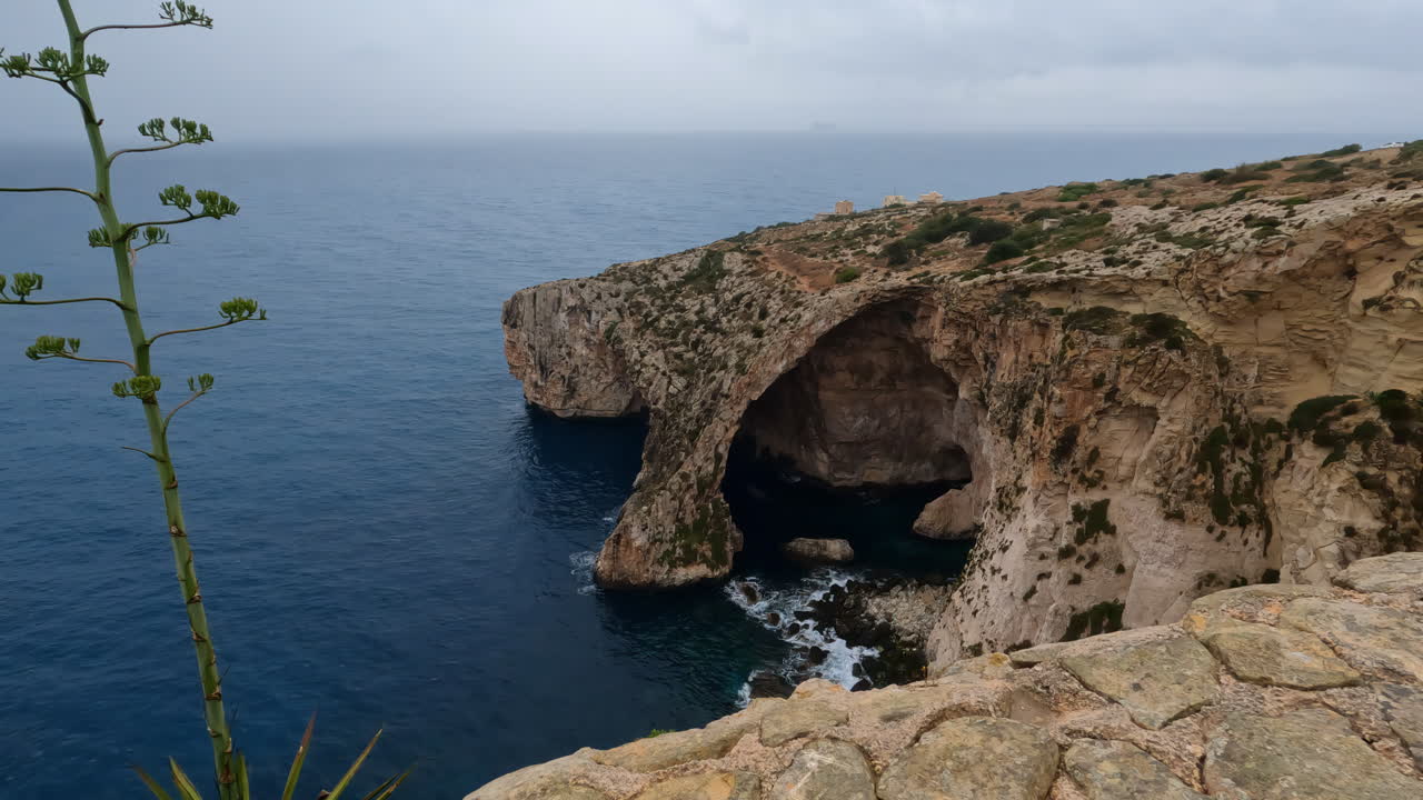 las cuevas marinas de la gruta azul cerca de qrendi en la isla de malta