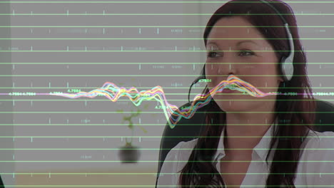 animación del procesamiento de datos sobre una mujer de negocios usando auriculares de teléfono