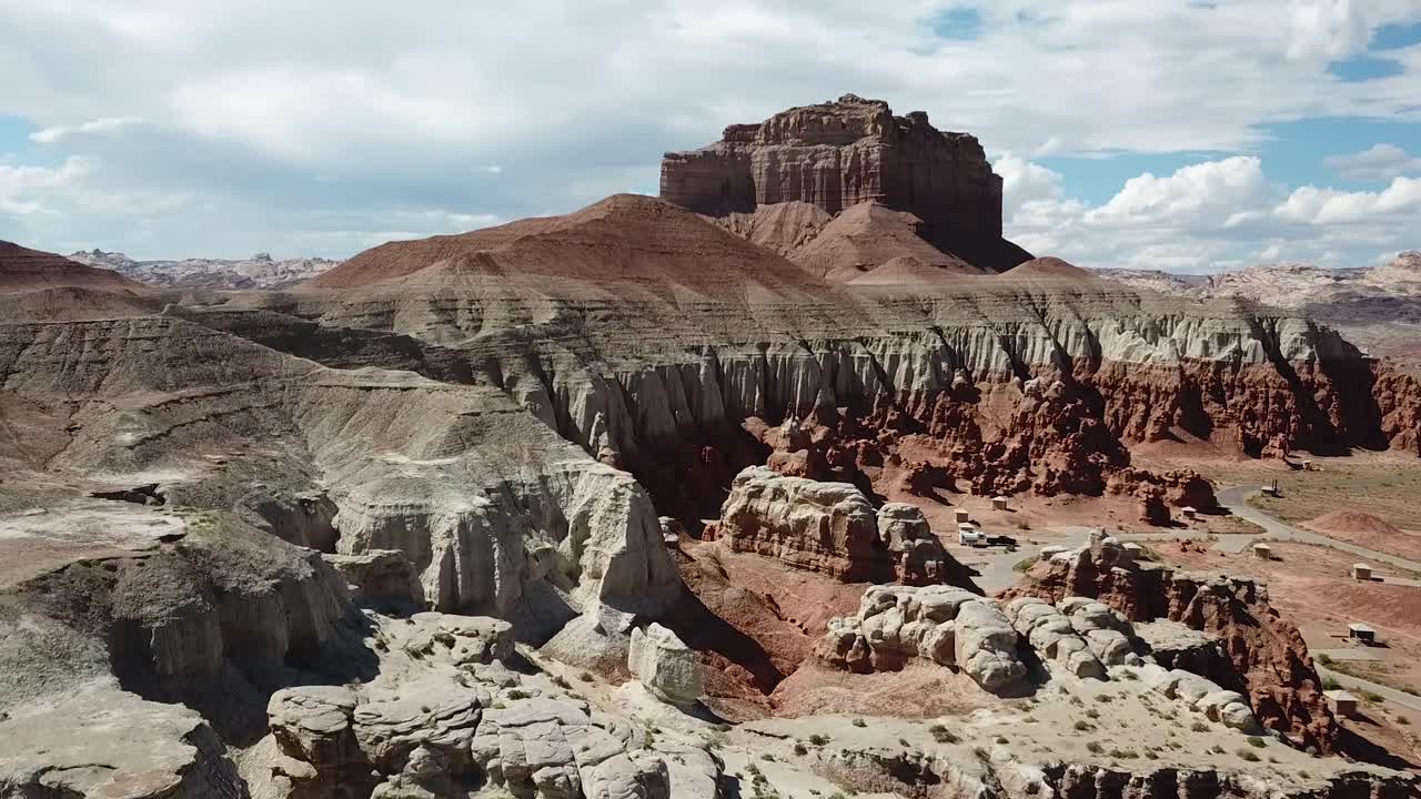 paisaje desértico con formaciones rocosas