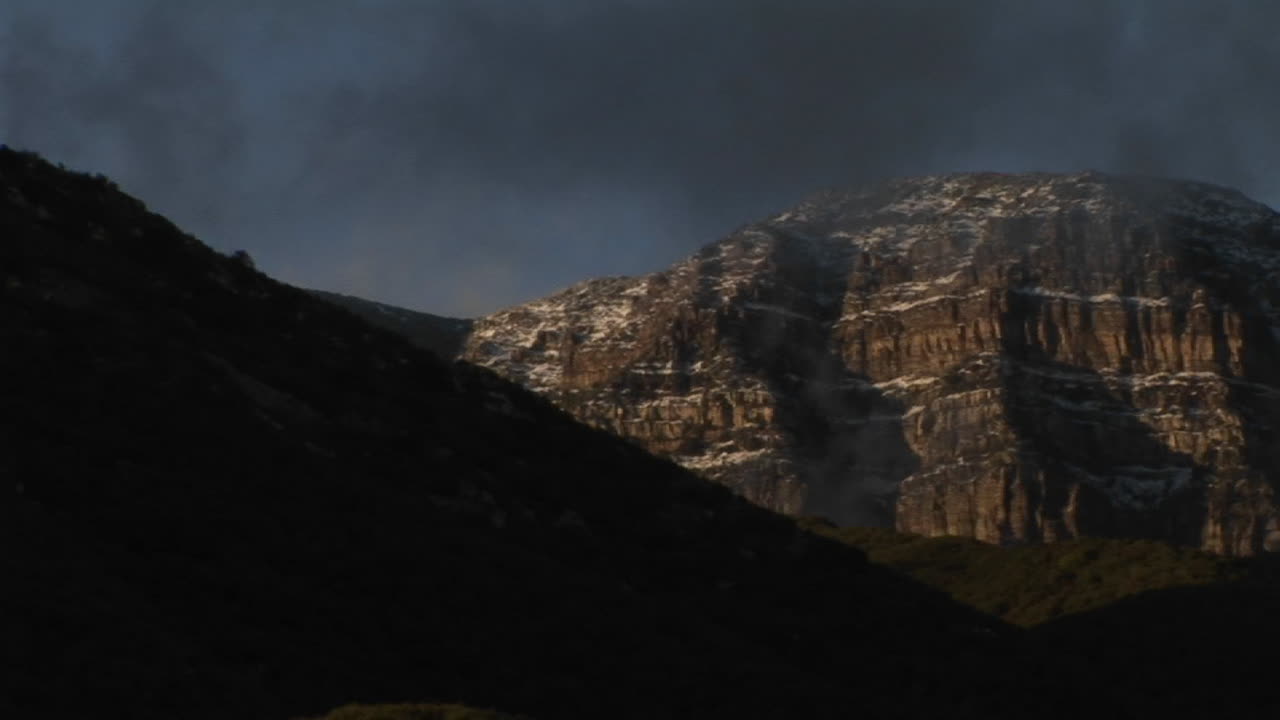 los escarpados acantilados de las montañas de sierra nevada están envueltos en niebla matutina