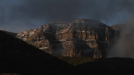 los escarpados acantilados de las montañas de sierra nevada están envueltos en niebla matutina