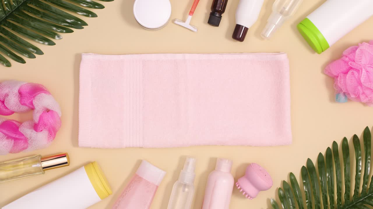 피부 관리, 웰니스, 화장품 제품, 주변 이동, 복사 공간, 파스텔 분홍색 수건, 스 모션, 평평한 레이