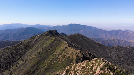 antena de los picos de las altas montañas del desierto y la línea de cresta