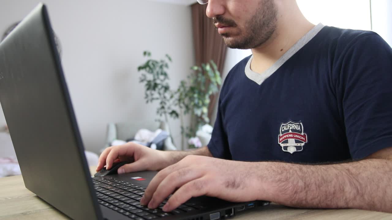 joven usando una computadora