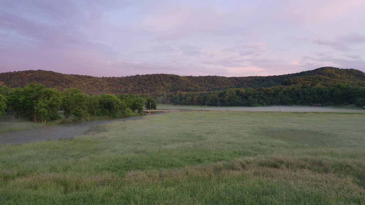 paisaje matutino brumoso con río y puente