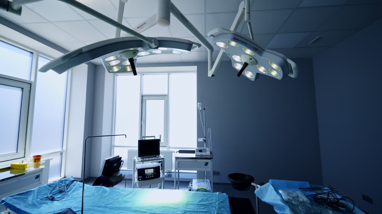 Moving quickly around the surgical theatre with no people in it. Looking at modern surgical room from floor to the ceiling.