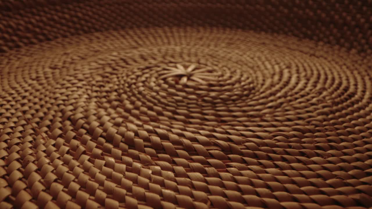 artesanía de ratán de cerca zoom fuera de una placa tejida de mimbre