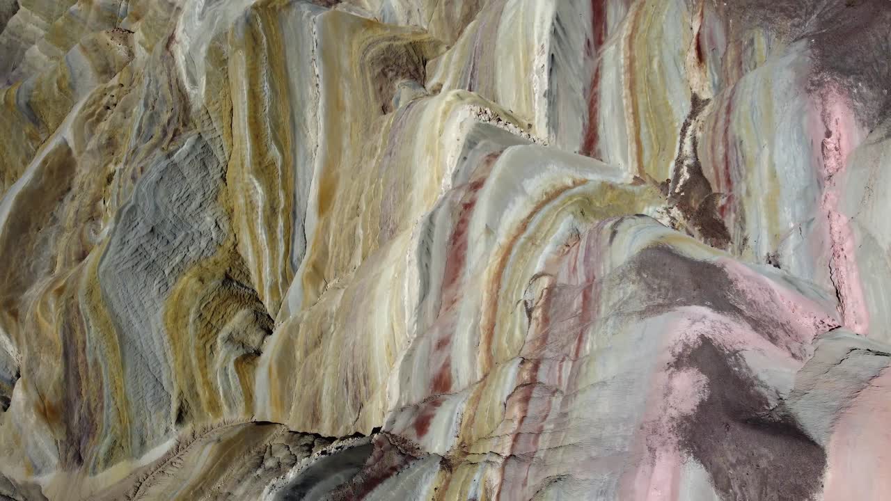 драматические цветовые полосы на горе семи цветов в аргентине