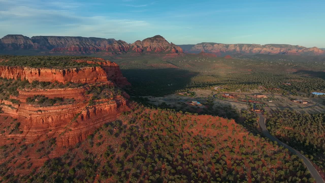 vista panorámica de mesas de roca roja con arbustos verdes en sedona, arizona