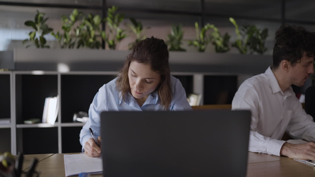 compañeros de trabajo que trabajan en una oficina