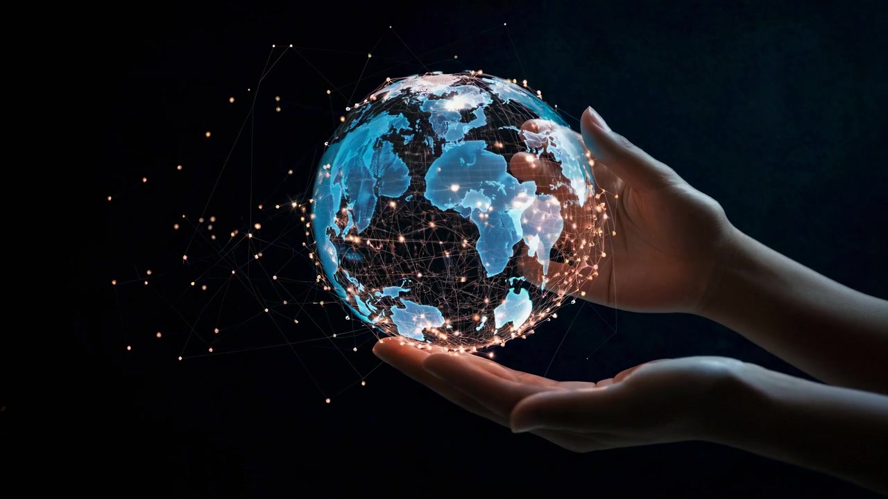 Hænder holder en glødende digital global netværksjord