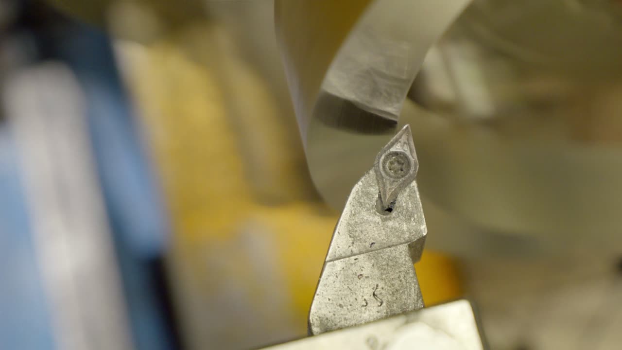 도자기, 금속 공작물을 절단하여 가공하는 기계