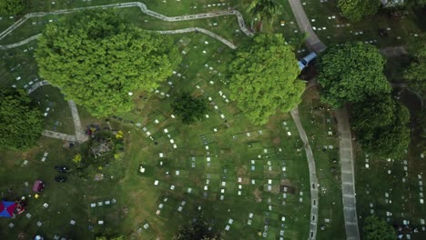 tomada aérea de un avión no tripulado del parque conmemorativo del cementerio circular en filipinas