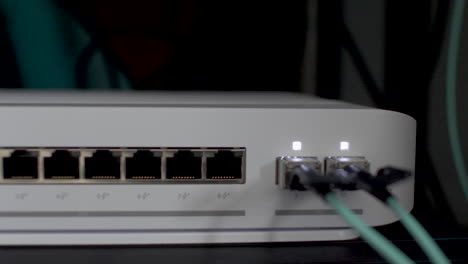 luces led blancas parpadeantes en los puertos activos en el conmutador del puerto ethernet
