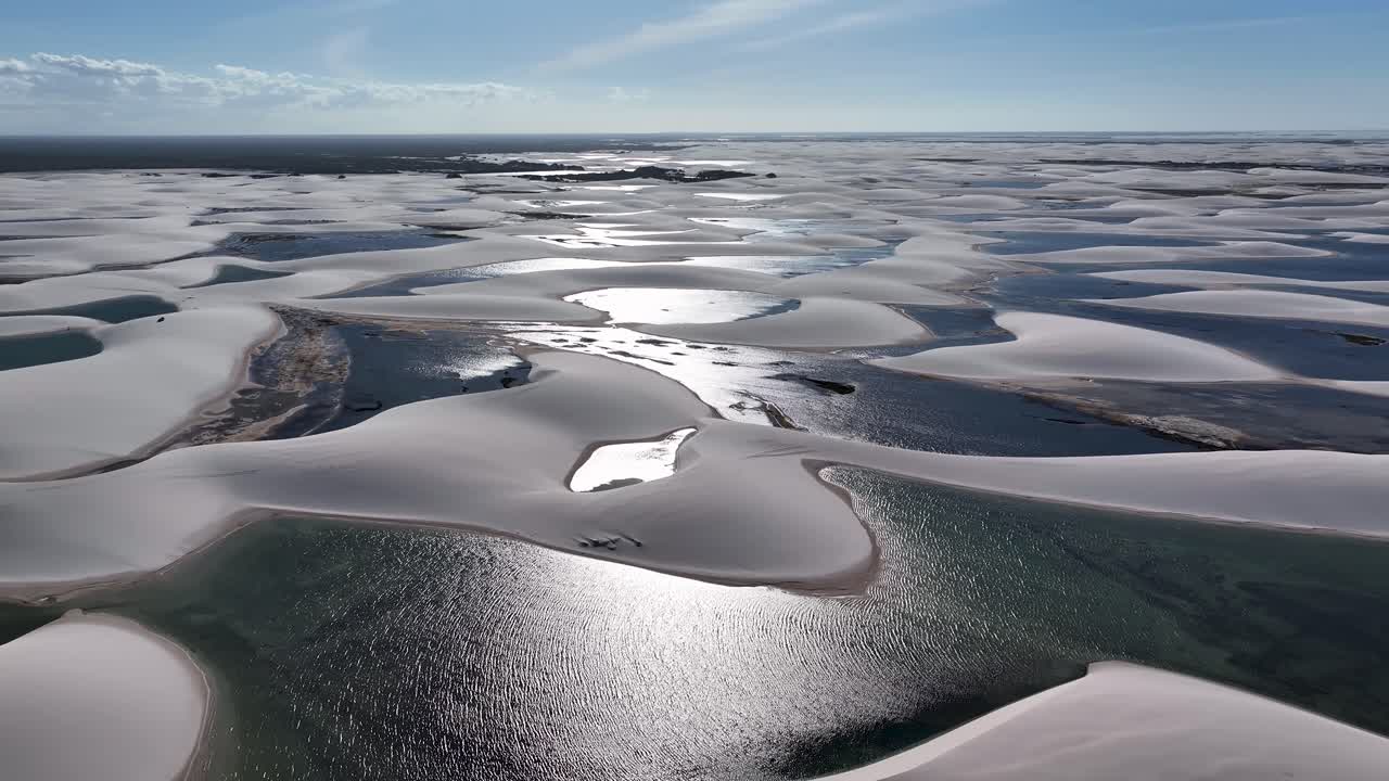 Lençóis Maranhenses a Santo Amaro, nel Maranhão, Brasile. Paesaggio naturale. Alte dune di sabbia. Lençóis Maranhenses, Brasile. Laghi di acqua piovana. Ecosistema mozzafiato. Viaggio ai tropici. Brasile nord-orientale