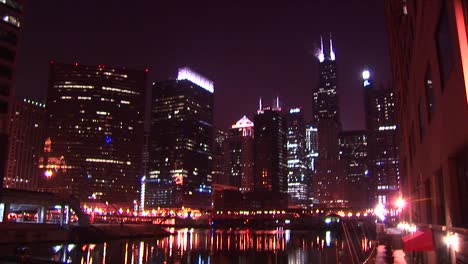 El-Horizonte-De-Chicago-Brilla-Por-La-Noche