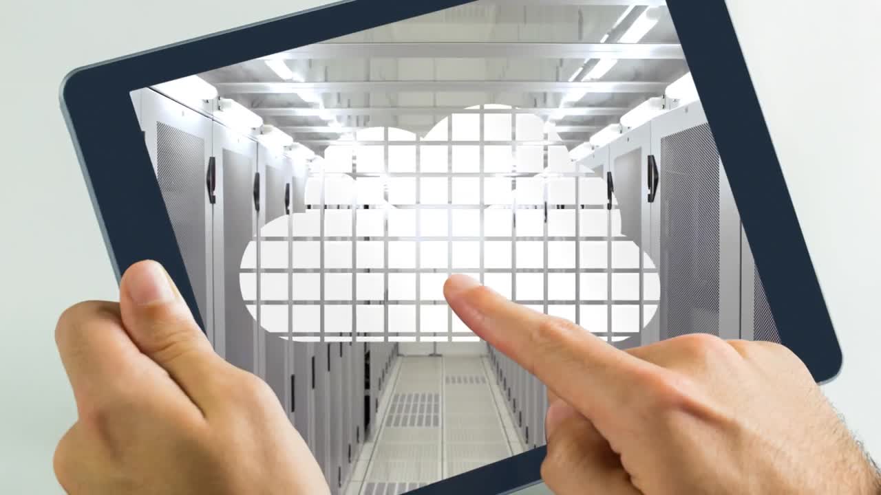 클라우드 서버와 함께 태블릿을 사용하는 손