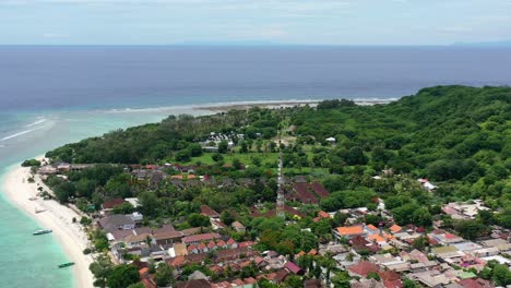 Luftschwenk-Von-Rechts-Nach-Links-Der-Insel-Gili-Trawangan-An-Einem-Sonnigen-Sommertag-Mit-Weißem-Sandstrand