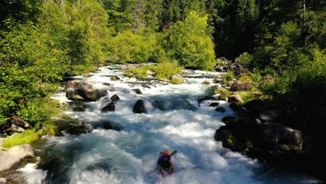 Vista-Aérea-Del-Hombre-En-Kayak-De-Aguas-Bravas-En-La-Sección-De-Agua-De-Mill-Creek-En-El-Río-Rogue-Superior-En-El-Sur-De-Oregon