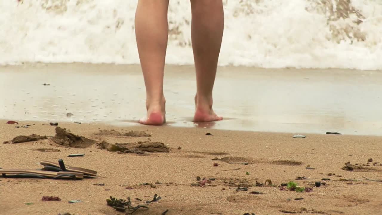 해변에 산책하는 여자