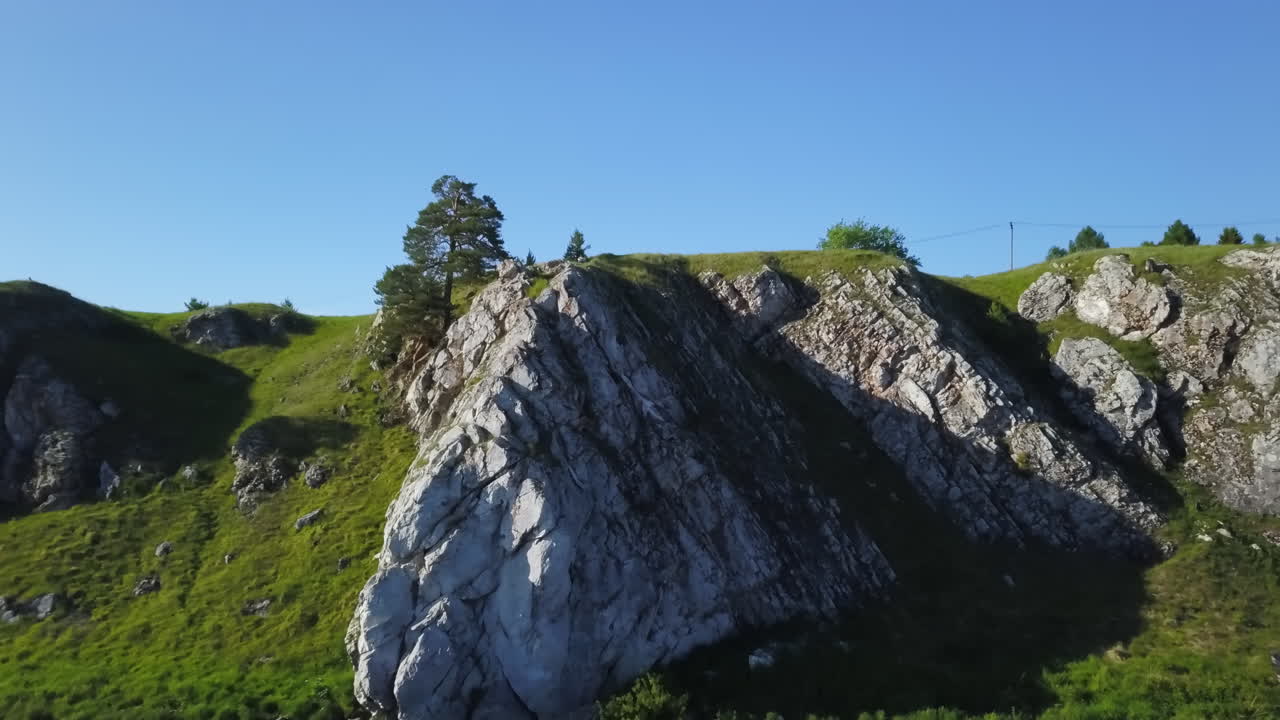paisaje rocoso de la orilla del río