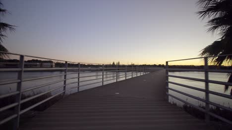 passerelle pont suspendu sur le lac