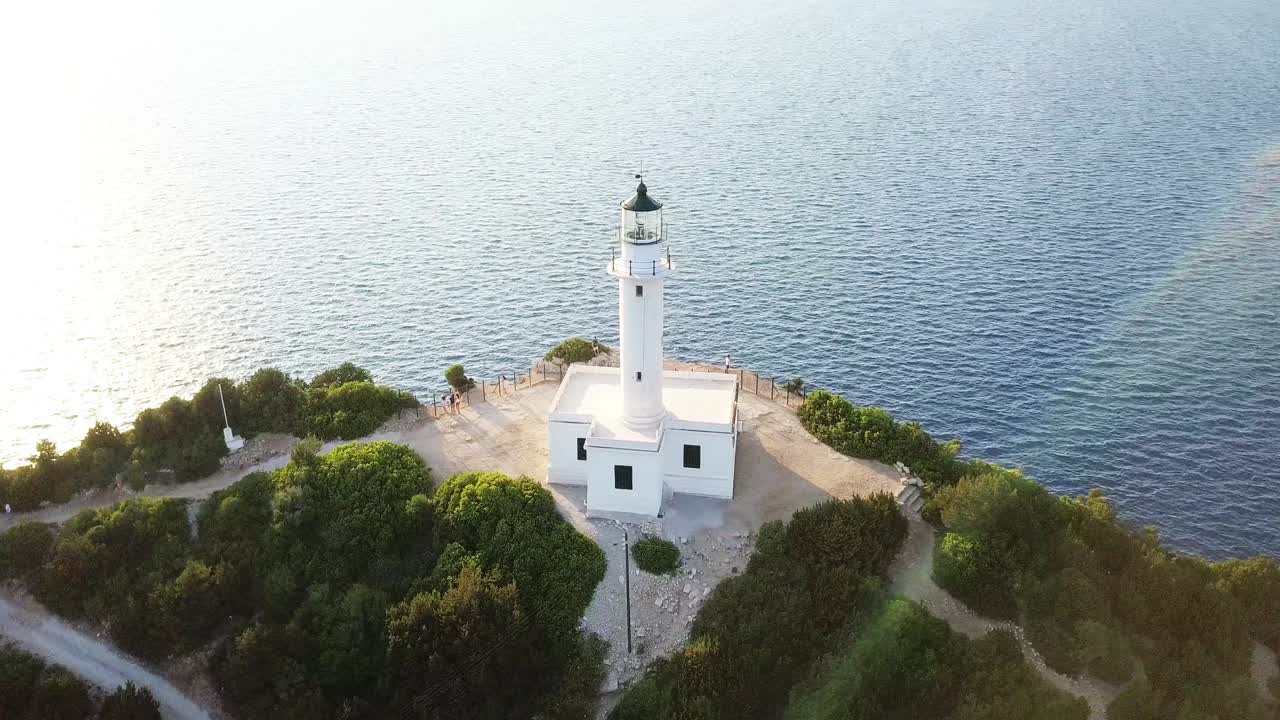 Tramonto al faro di Doukato, Lefkada, Grecia, ripresa aerea con panoramica