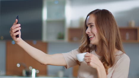 mujer tomando selfies en la cocina