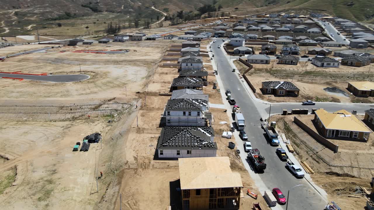 vista en círculo de un avión no tripulado de una casa en construcción en spring mountain ranch, riverside, ca, en medio de una mezcla de parcelas vacías, casas en progreso y residencias terminadas