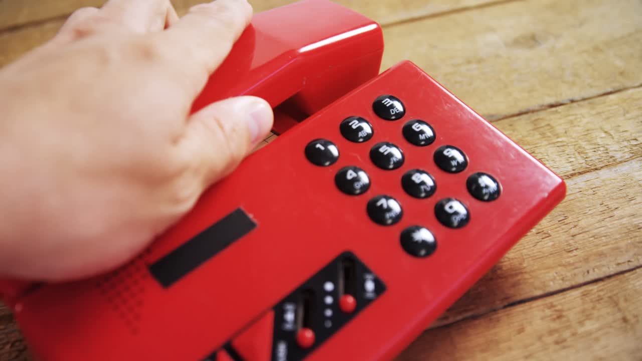 휴대 전화 수신기를 손에 들고 있는 사람 4k