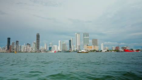 Amplia-Vista-De-Los-Nuevos-Rascacielos-De-La-Ciudad-De-Cartagena-Desde-Una-Perspectiva-De-Barco-A-Toda-Velocidad.