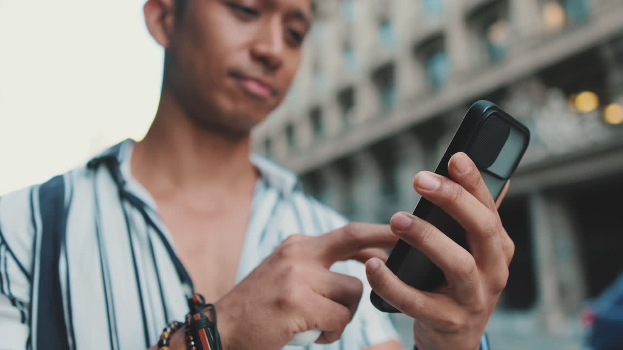 도시에서 스마트폰을 사용하는 남자